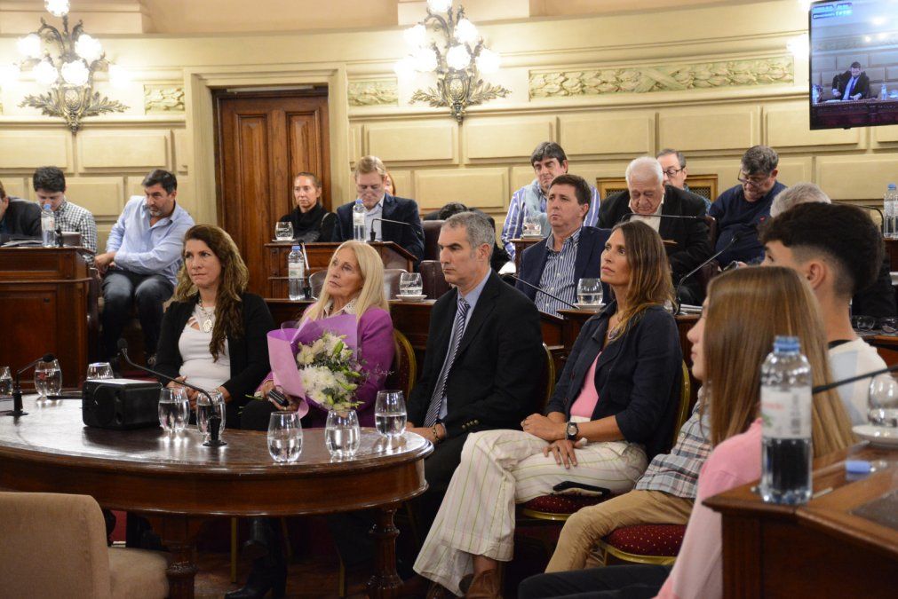 Los familiares de Ricardo Kaufmann, con su hijo Carlos en el centro, quien lo reemplazó en la banca del Senado. Los familiares de Ricardo Kaufmann, con su hijo Carlos en el centro, quien lo reemplazó en la banca del Senado.