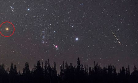Betelgeuse, que está a unos 500 años luz de la Tierra, está llegando al final de su vida. Se ubica cerca de las Tres Marías, en la Constelación de Orión. Betelgeuse, que está a unos 500 años luz de la Tierra, está llegando al final de su vida. Se ubica cerca de las Tres Marías, en la Constelación de Orión.