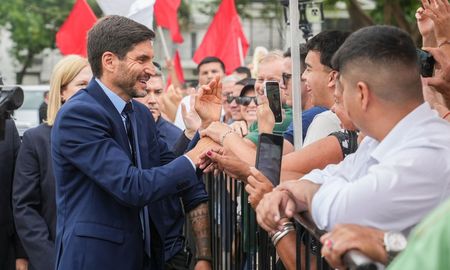 Antes de la 144ª Apertura de Sesiones, encabezada por Maximiliano Pullaro en la Legislatura de Santa Fe, gremios estatales ya reclamaban recomposiciones cercanas al 30% tras las mejoras anunciadas para la Policía. Antes de la 144ª Apertura de Sesiones, encabezada por Maximiliano Pullaro en la Legislatura de Santa Fe, gremios estatales ya reclamaban recomposiciones cercanas al 30% tras las mejoras anunciadas para la Policía.