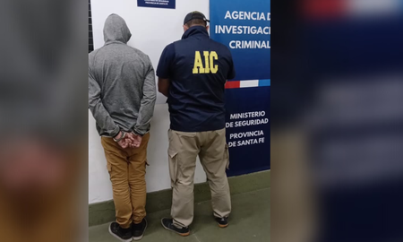 &nbsp;Pablo Andres R., de 39 años, junto a su abogado, se presentó como involucrado en el doble crimen ocurrido en Bermudez y Juan Pablo II, barrio Las Flores.