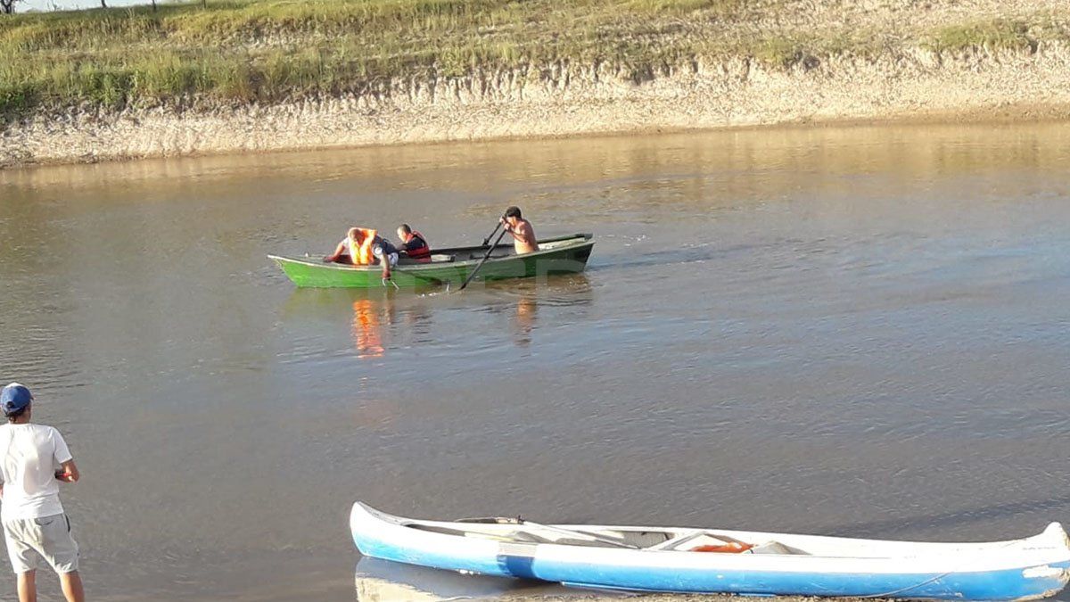 La búsqueda también se lleva a cabo con botes y personal náutico.