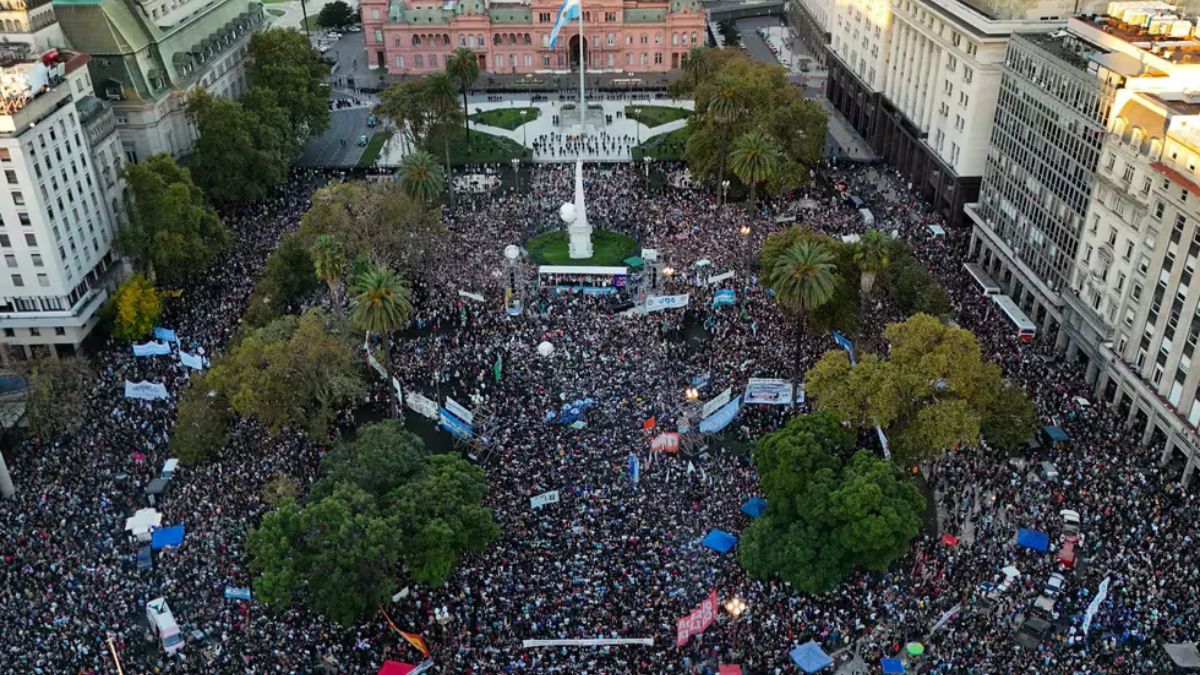 Se espera una masiva macha mientras se debaten los vetos de Javier Milei.