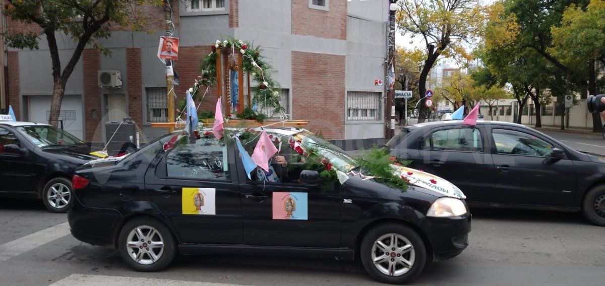 Con los coches adornados para la ocasión los taxistas partieron en marcha frente a la plaza Constituyentes.