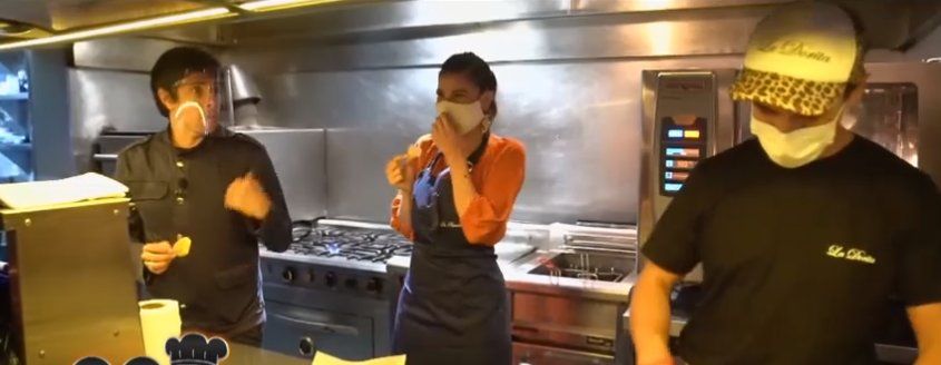 Andrea Rincón piropeó a un cocinero que le enseñaba a preparar matambre a la pizza. 