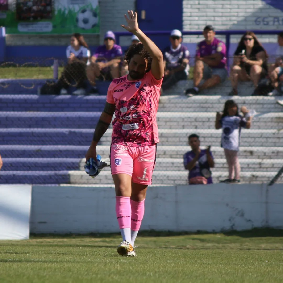 En el partido vs. Chaco For Ever, Carlos Kletnicki colgó los guantes y disputó su último partido de su carrera profesional. En el partido vs. Chaco For Ever, Carlos Kletnicki colgó los guantes y disputó su último partido de su carrera profesional.