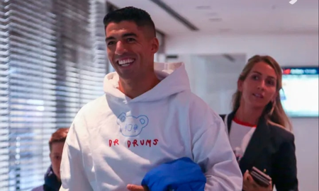 Luis Suárez, a su arribo a Uruguay esta mañana. Luis Suárez, a su arribo a Uruguay esta mañana.