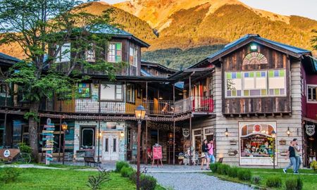 Colonia Suiza ofrece paisajes imponentes, caminatas hacia lagunas y cerros, y una gastronomía única con el tradicional curanto patagónico. Colonia Suiza ofrece paisajes imponentes, caminatas hacia lagunas y cerros, y una gastronomía única con el tradicional curanto patagónico.