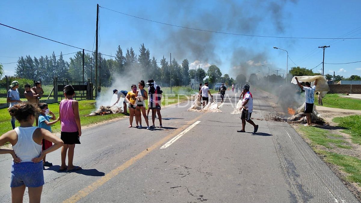 Sobre el km 420 de la RN 11, los vecinos reclaman la obra de agua potable en el barrio.