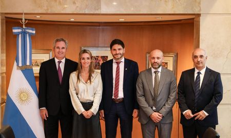 El gobernador Maximiliano Pullaro, acompañado por el ministro de Desarrollo Productivo de Santa Fe, Gustavo Puccini, presentó al canciller de la República Argentina, Pablo Quirno, un documento para sustentar ante la Unión Europea la revisión del estatus del biodiésel.