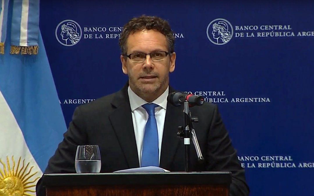 Sandleris, tras el nuevo techo a la compra de dólares: “Las medidas son para proteger las reservas”