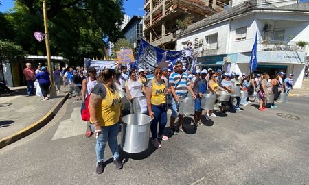 Los organizadores expresaron su rechazo a las políticas de ajuste, y exigieron el fin de la pobreza y el hambre en el país. Los organizadores expresaron su rechazo a las políticas de ajuste, y exigieron el fin de la pobreza y el hambre en el país.