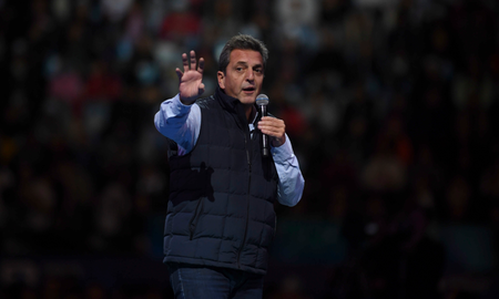 El ministro de Economía y precandidato a presidente por Unión por la Patria (UxP), Sergio Massa, participará este miércoles de un encuentro con los gobernadores peronistas, con el objetivo de avanzar en el diseño de la estrategia electoral. El ministro de Economía y precandidato a presidente por Unión por la Patria (UxP), Sergio Massa, participará este miércoles de un encuentro con los gobernadores peronistas, con el objetivo de avanzar en el diseño de la estrategia electoral.