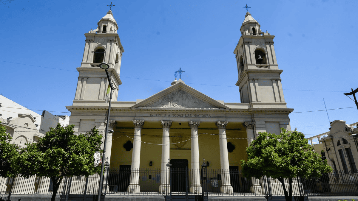 La Catedral Basílica es uno de los principales atractivos turísticos de la ciudad de Santiago del Estero. La Catedral Basílica es uno de los principales atractivos turísticos de la ciudad de Santiago del Estero.