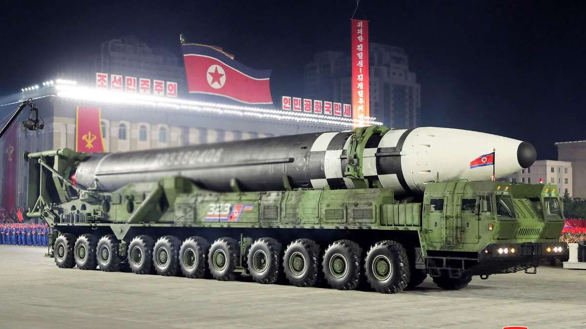 Corea del Norte sorprendi&oacute; en un reciente desfile con un nuevo tipo de misil intercontinental.&nbsp;