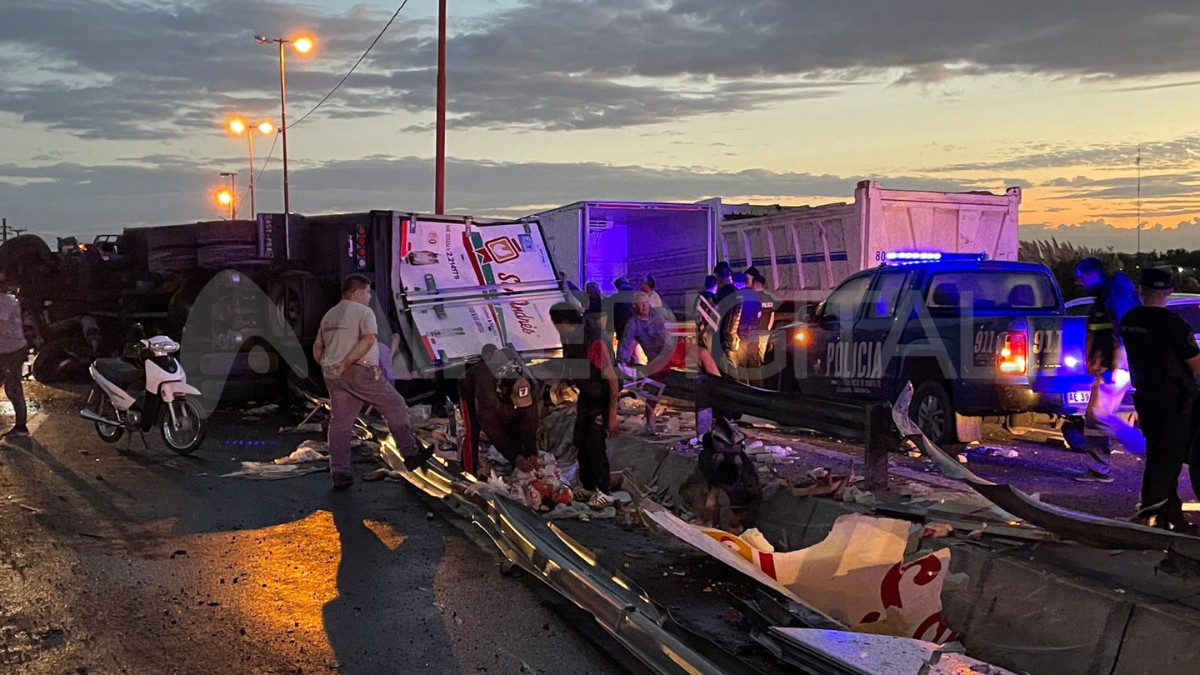 Volcó un camión con pollos en la Circunvalación y la gente se llevó la carga.