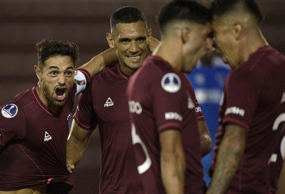 Lanús goleó a Universidad Católica en su debut copero