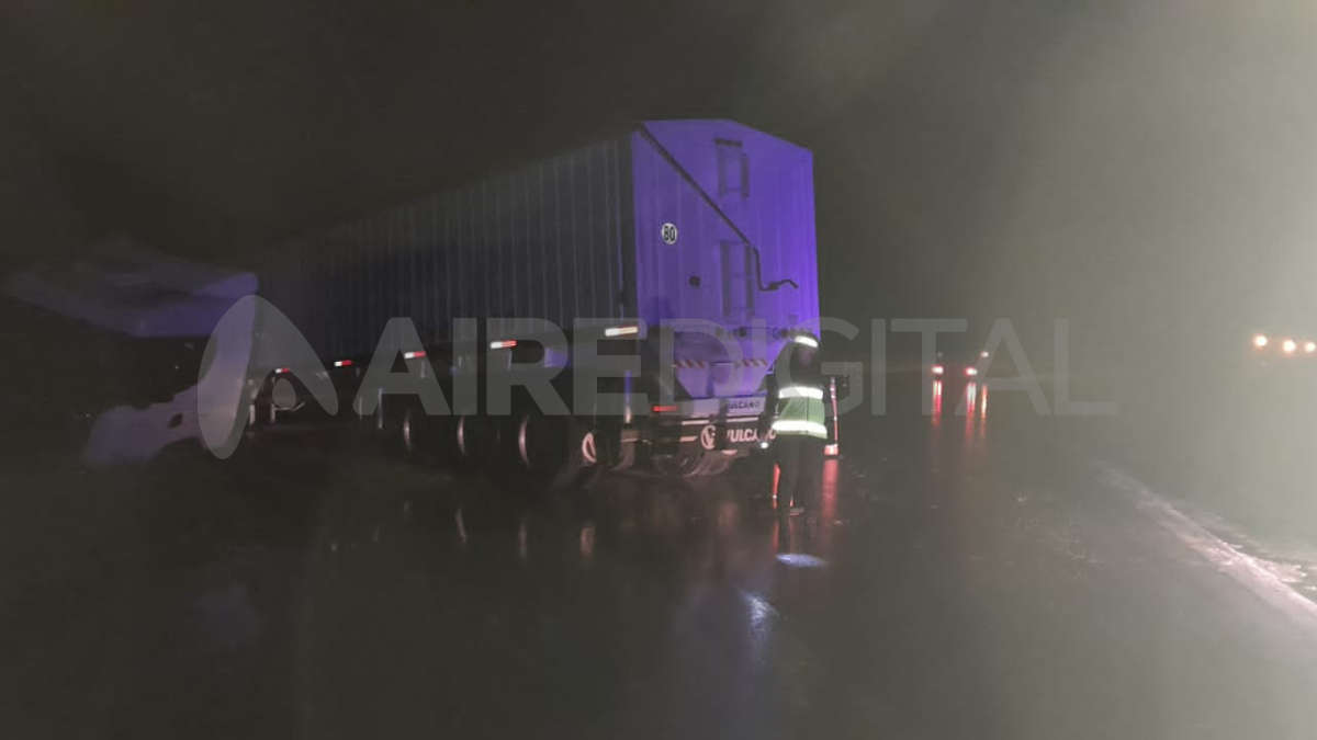 El siniestro se registró este jueves a las cuatro de la madrugada, parte del acoplado del vehículo obstruyó media calzada de la arteria.