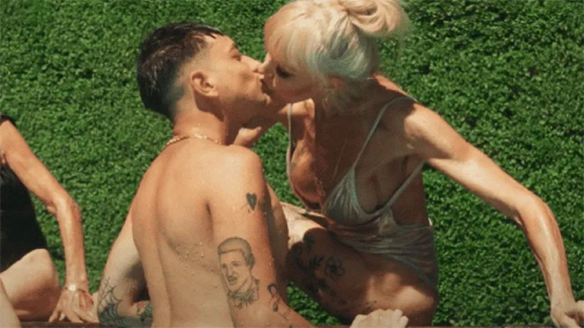 Adriana Aguirre le comió la boca a Paco Amoroso en su nuevo videoclip.