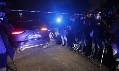Un coche de la policía entra al perímetro después de que un profesor de historia que abrió una discusión con estudiantes sobre caricaturas del profeta Mahoma del Islam fuera decapitado en Conflans-Saint-Honorine, al norte de París. (Foto: AP /Michel Euler). Un coche de la policía entra al perímetro después de que un profesor de historia que abrió una discusión con estudiantes sobre caricaturas del profeta Mahoma del Islam fuera decapitado en Conflans-Saint-Honorine, al norte de París. (Foto: AP /Michel Euler).