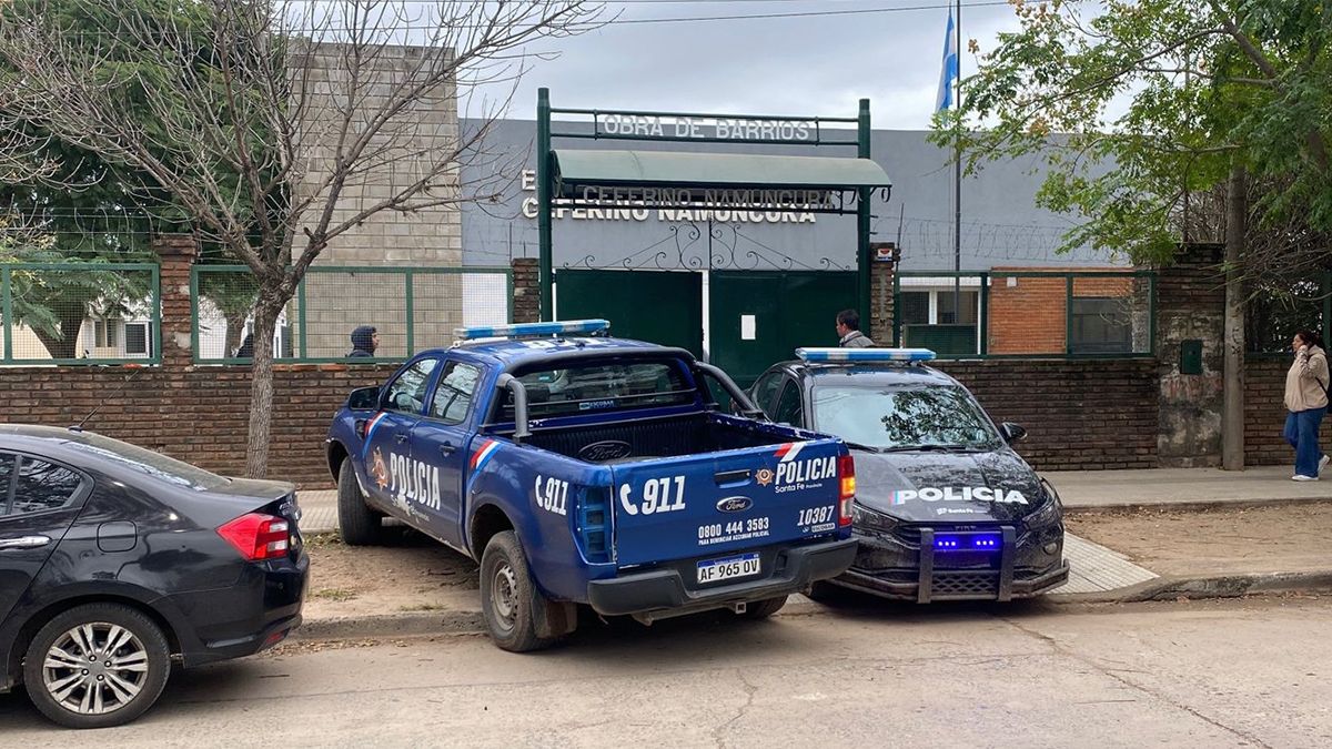 Policías del Comando Radioeléctrico en la puerta del establecimiento educativo. 