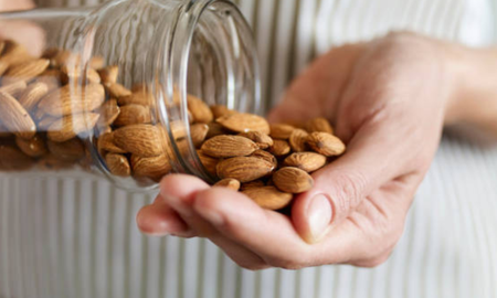 5 beneficios saludables de comer un punado de almendras cada noche 5 beneficios saludables de comer un punado de almendras cada noche