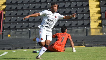 Colón cayó por goleada frente a Patronato en la ida de las semifinales de la Copa Túnel Subfluvial