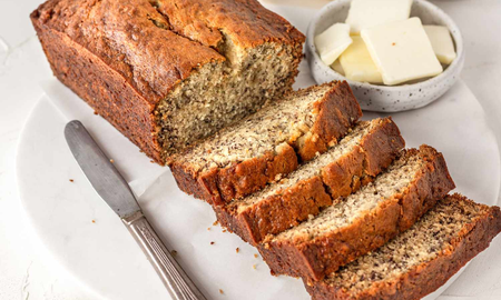 El budín de banana es un postre tradicional que se elabora con bananas, huevos, azúcar, harina y leche. El budín de banana es un postre tradicional que se elabora con bananas, huevos, azúcar, harina y leche.