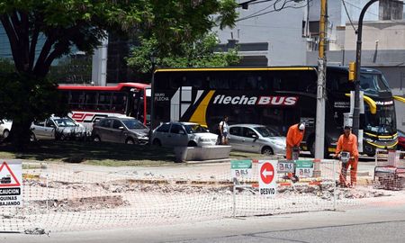 La Municipalidad de Santa Fe comenzó a reparar el bache que se produjo en un nuevo sector de la Terminal “Gral. Manuel Belgrano”. La Municipalidad de Santa Fe comenzó a reparar el bache que se produjo en un nuevo sector de la Terminal “Gral. Manuel Belgrano”.