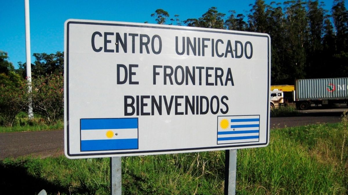 Por su parte, todos los viajeros deben completar la Declaración Jurada Electrónica y los turistas adicionalmente deben poseer un seguro Covid-19.