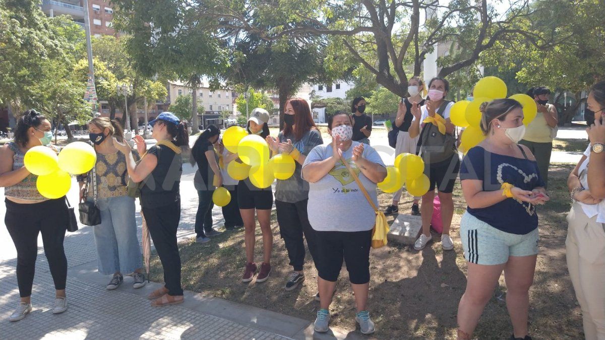 La agrupación Pañuelos Amarillos acompañó a la familia del menor mientras se desarrollaba la audiencia