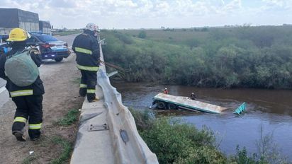 Un camión cayó al Arroyo Tortugas sobre la Ruta Nacional 9: buscan al chofer desaparecido