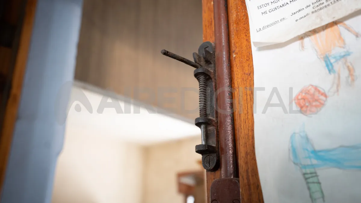 En una de las puertas se observa un pestillo antiguo de hierro que funcionaba como alarma. Maiquel Torcatt / Aire Digital