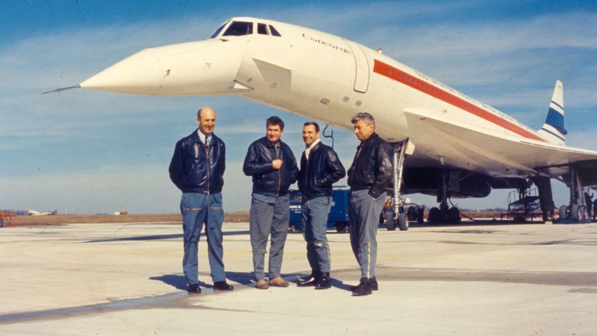 El 2 de marzo de 1969, el Concorde Prototype 001 despegó a las 15.40 (local) desde la cabecera 33 del aeropuerto de Toulouse para su vuelo inaugural. La histórica primera tripulación estaba compuesta (de izquierda a derecha) por el comandante André Turcat, el primer oficial Jacques Guignard, el ingeniero de vuelo Henri Perrier y el mecánico Michel Rétif. El vuelo de 27 minutos, con la nariz y el tren de aterrizaje sin retraer, fue un completo éxito. El 2 de marzo de 1969, el Concorde Prototype 001 despegó a las 15.40 (local) desde la cabecera 33 del aeropuerto de Toulouse para su vuelo inaugural. La histórica primera tripulación estaba compuesta (de izquierda a derecha) por el comandante André Turcat, el primer oficial Jacques Guignard, el ingeniero de vuelo Henri Perrier y el mecánico Michel Rétif. El vuelo de 27 minutos, con la nariz y el tren de aterrizaje sin retraer, fue un completo éxito.