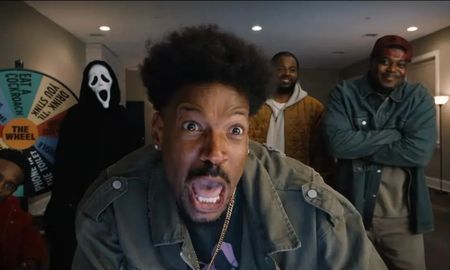 La sexta entrega de Scary Movie centrará sus burlas en los remakes modernos y las nuevas tendencias del cine de terror que dominaron la pantalla grande recientemente. La sexta entrega de Scary Movie centrará sus burlas en los remakes modernos y las nuevas tendencias del cine de terror que dominaron la pantalla grande recientemente.