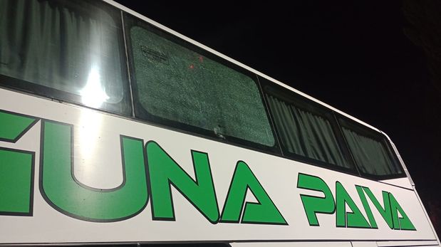 El micro de la empresa Laguna Paiva sufrió la rotura de dos ventanillas tras ser atacado a piedrazos en la Ruta Provincial N°1, a la altura de Arroyo Leyes.