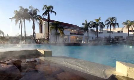 Las napas minerales subterráneas de Termas de Río Hondo alimentan de forma directa las piscinas y los baños privados de la hotelería local, garantizando terapias de relajación personalizadas. Las napas minerales subterráneas de Termas de Río Hondo alimentan de forma directa las piscinas y los baños privados de la hotelería local, garantizando terapias de relajación personalizadas.