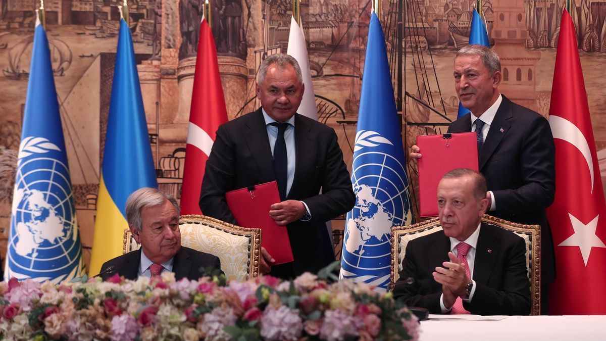 Sentados: Antonio Guterres, secretario general de la ONU, y el presidente de Turqu&iacute;a, Recep Tayyip Erdogan. De pie, el ministro de Defensa de Rusia, Sergei Shoigu, y su par turco, Hulusi Akar. As&iacute; firmaban el acuerdo para exportar Rusia y Ucrania.