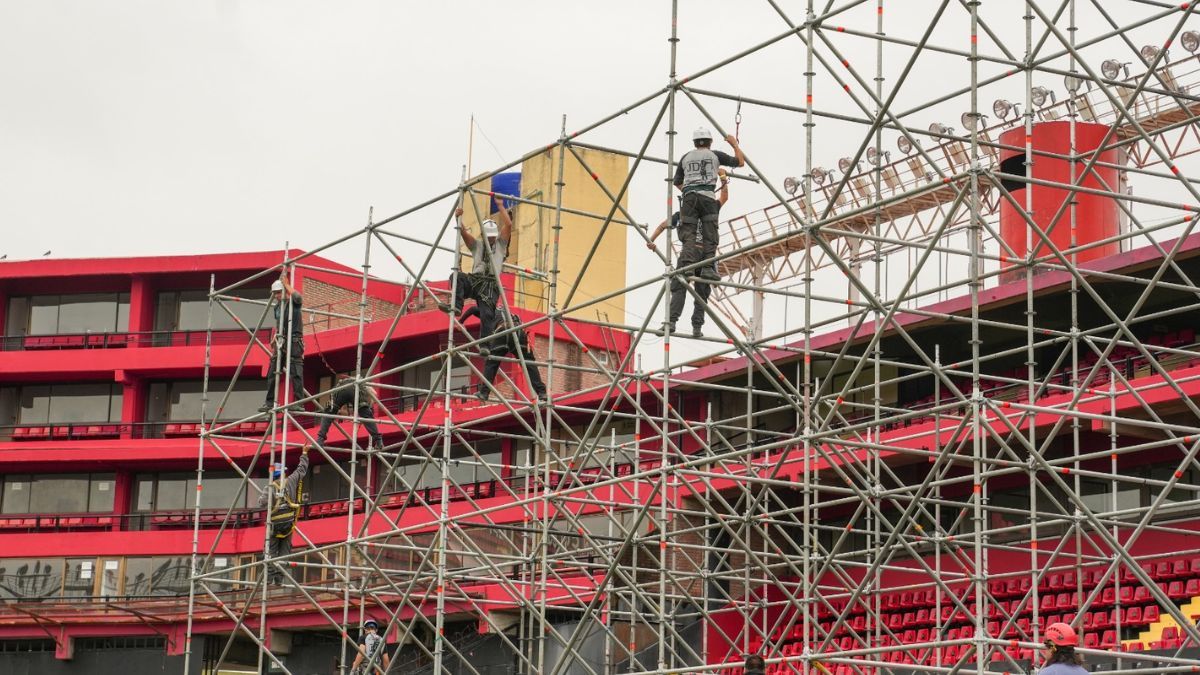 El armado del escenario arrancó el sábado