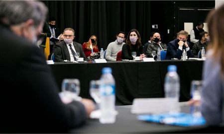 El ministro de Seguridad, Jorge Lagna, y su gabinete participaron de este lunes de la primera jornada del Consejo Federal Interior, en el Centro Provincial de Convenciones de la ciudad de Paraná.