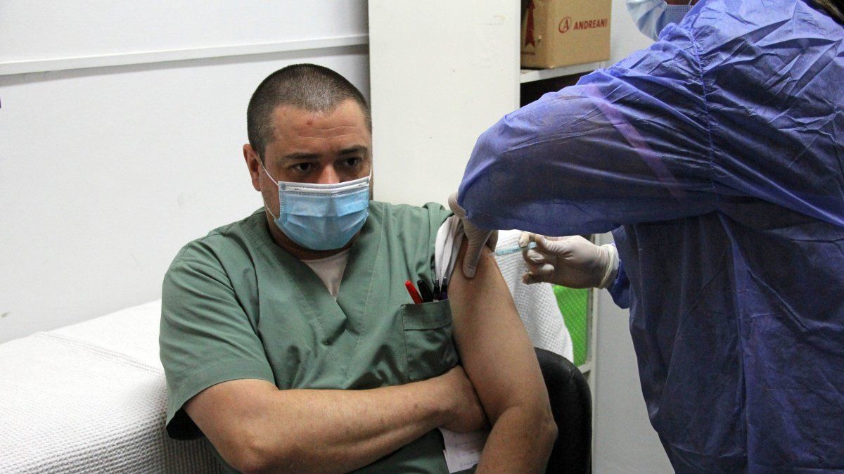 En la capital, el primero en vacunarse contra el covid fue el médico coordinador de la Terapia Intensiva del hospital José María Cullen, Carlos Zucchella (matrícula 5320).