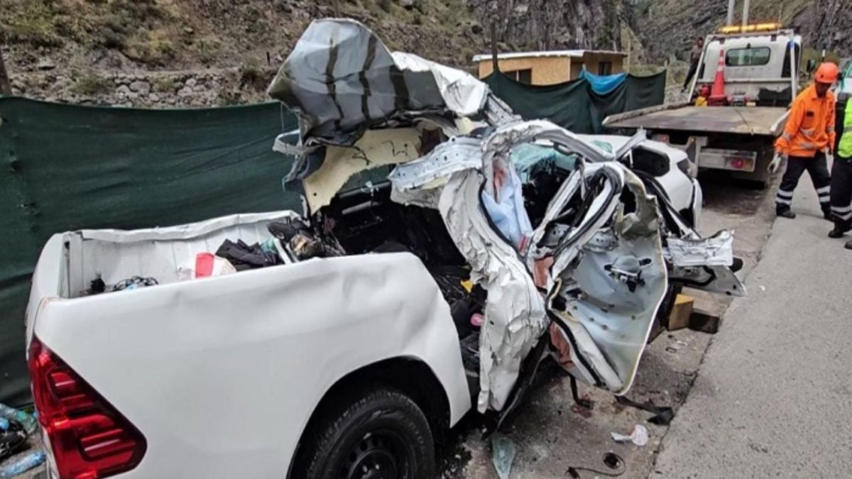 Una roca se desprendió en Perú y aplastó una camioneta con turistas.