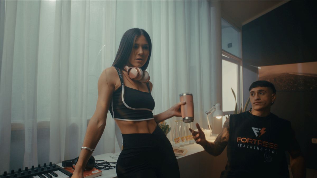 La producción tuvo dos momentos clave. El primero fue la realización del tráiler junto al director David Pagura, donde el equipo recreó un living completo en INKUVA. La producción tuvo dos momentos clave. El primero fue la realización del tráiler junto al director David Pagura, donde el equipo recreó un living completo en INKUVA.