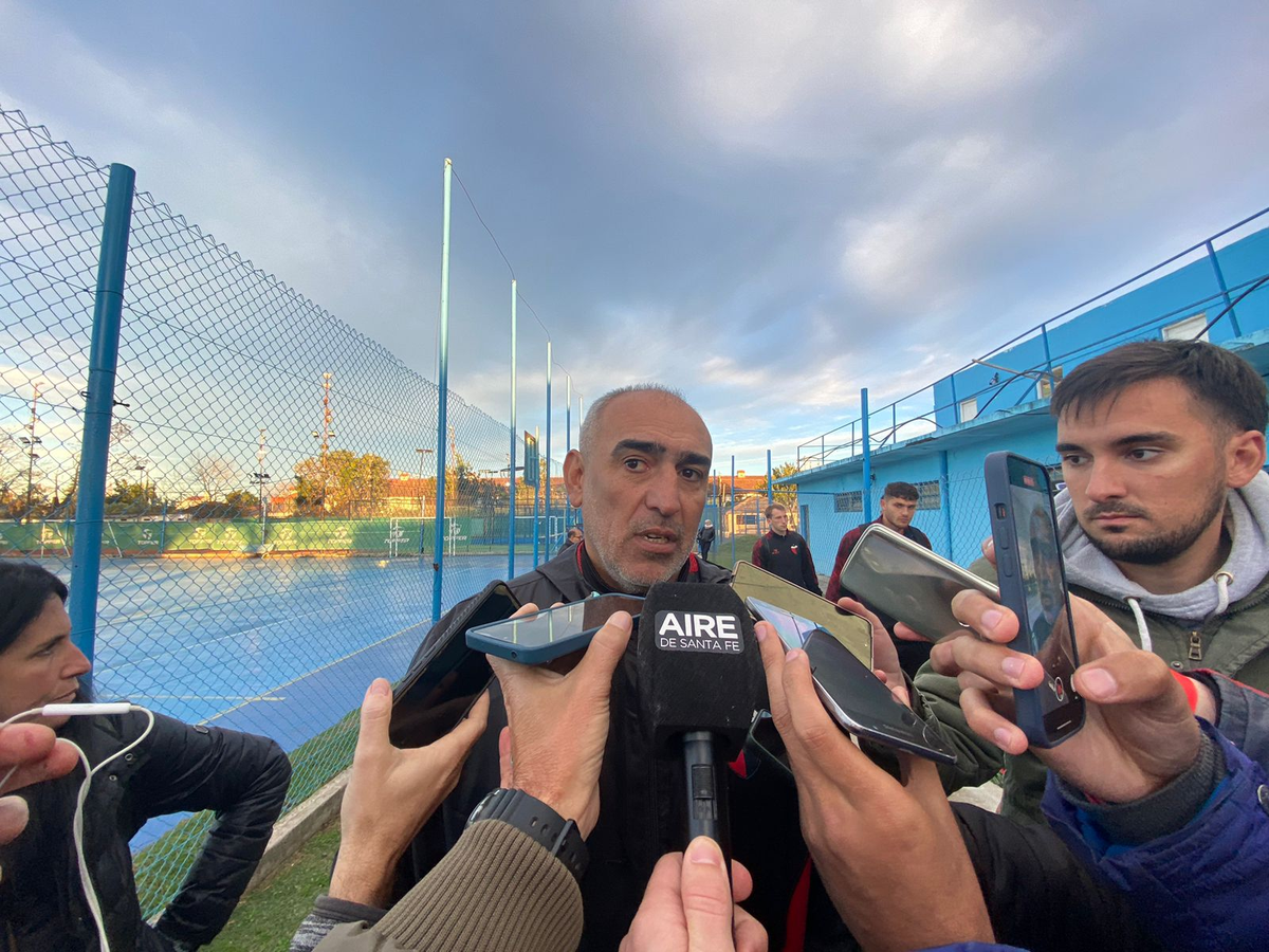 Iván Delfino habló con los medios tras la derrota de Colón ante CADU. Iván Delfino habló con los medios tras la derrota de Colón ante CADU.