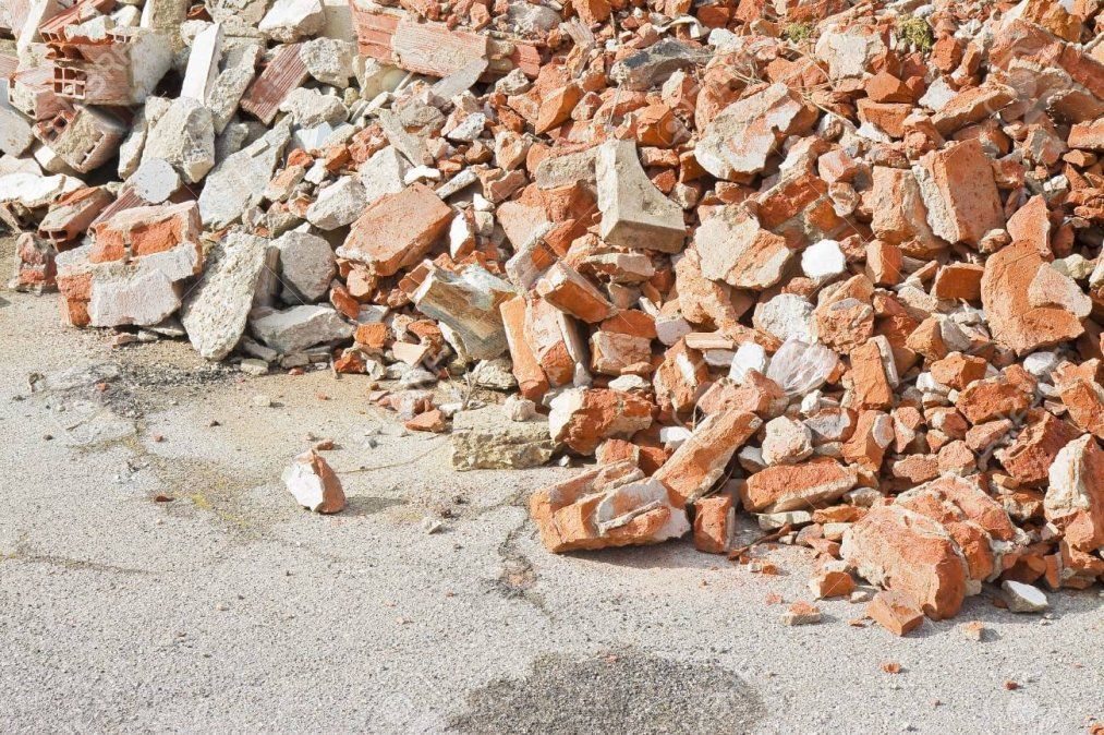 Video viral: mujer usó su cuerpo como escudo para salvar a un nene de ser aplastado por una pared.