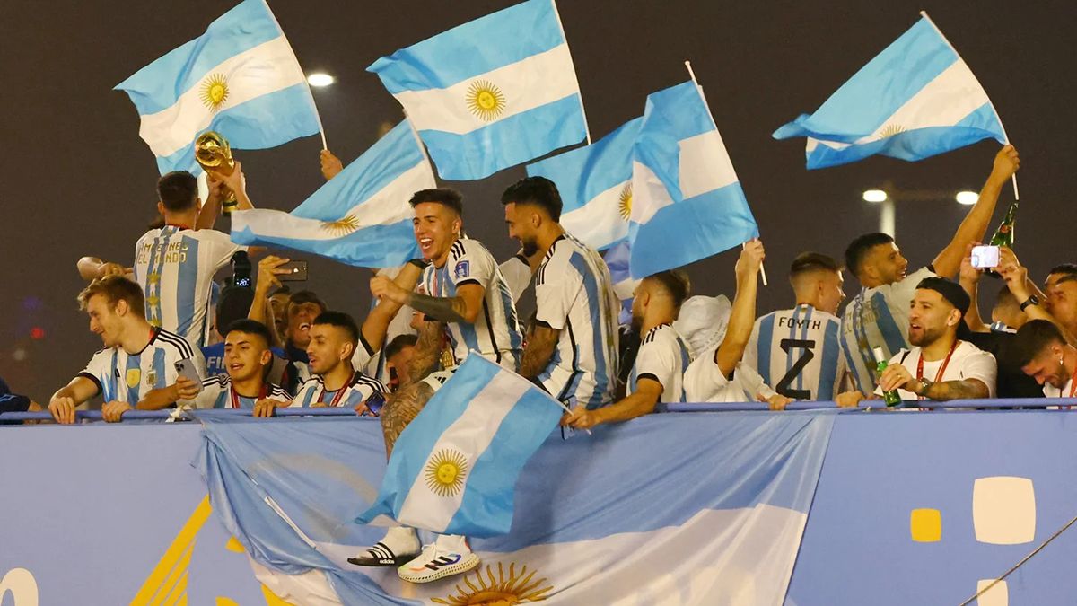 Los campeones llegarán a las 2.25 de la madrugada del martes.