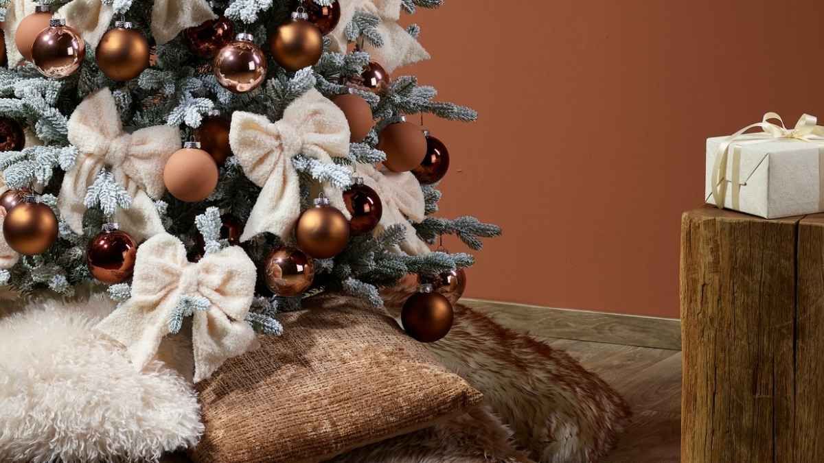 El tono mocha mousse suma elegancia y crea ambientes navideños más armoniosos y naturales. El tono mocha mousse suma elegancia y crea ambientes navideños más armoniosos y naturales. 