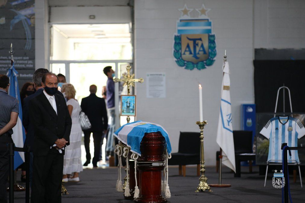 Alejandro Sabella murió este martes a los 66 años y sus restos son velados en el predio de AFA en Ezeiza.