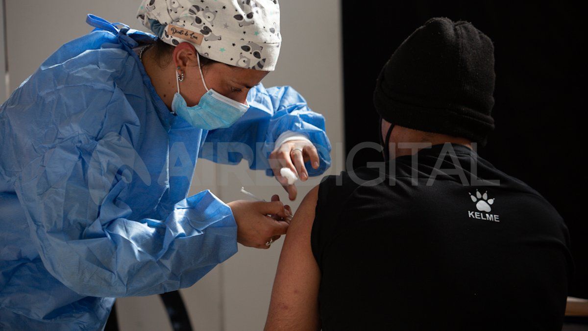 El martes comenzarán a aplicar refuerzos de la vacuna contra el coronavirus al personal de salud y mayores de 70 años.