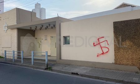 La aparición de una cruz esvástica generó el repudio de la comunidad judía de Santa Fe. La aparición de una cruz esvástica generó el repudio de la comunidad judía de Santa Fe.