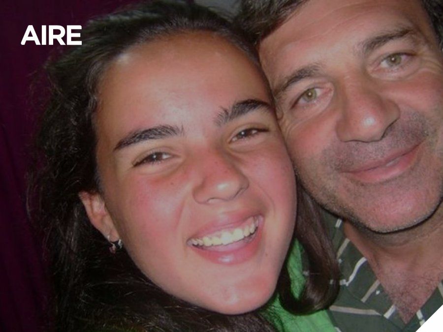 Chiara Páez con su padre Fabio.